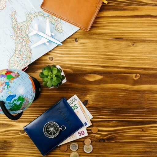travel-background-with-various-accessories-copyspace